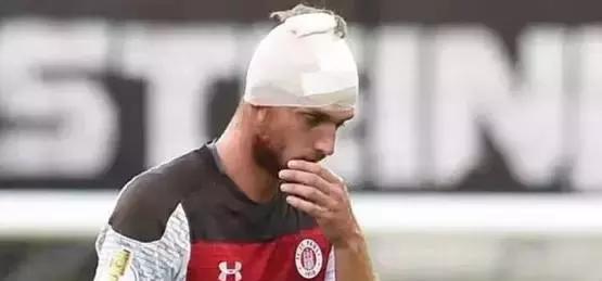 年轻球员抱 年轻球员抱